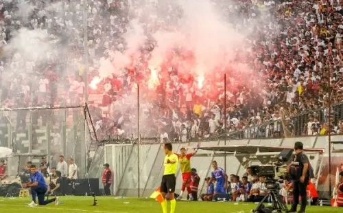 Los incidentes en el Superclásico y en Copa Libertadores pueden dejar a Colo Colo sin público durante un mes. Foto: Guille Salazar, RedGol.