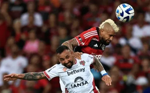 Arturo Vidal todavía no ha podido ganarse una camiseta de titular inamovible en Flamengo. | Foto: Getty Images.