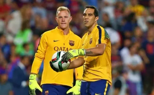 Claudio Bravo tuvo que compartir el puesto con Ter Stegen en sus dos temporadas en el FC Barcelona. | Foto: Getty Images.