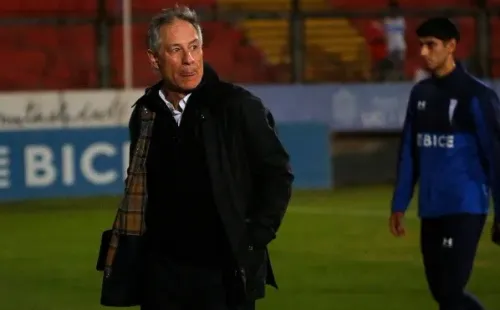 Ariel Holan no ha podido levantar a la UC tras la dolorosa eliminación en la Copa Sudamericana. | Foto: Photosport.