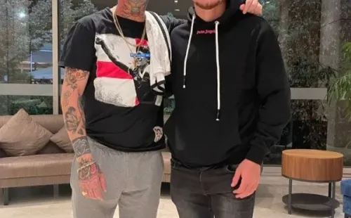 Leonardo Gil posa con Emanuel Noir, vocalista de Ke Personajes. (Captura Instagram).