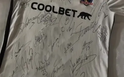 Emanuel Noir compartió la camiseta de Colo Colo que le obsequió Leonardo Gil. (Captura Instagram).