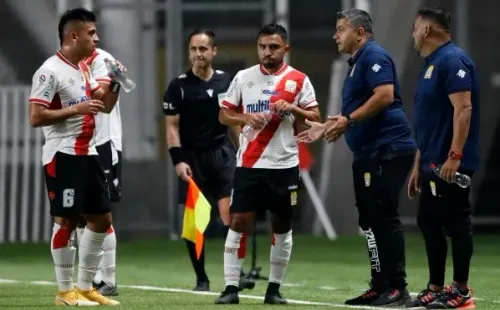 Damián Muñoz en acción como DT de Curicó Unido. (Photosport).