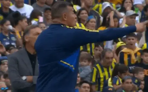Jorge Almirón y el reclamo contra el juez del partido de Boca Juniors y Rosario Central. (Captura ESPN).
