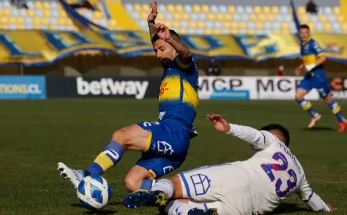 Juan Cuevas en acción durante un duelo entre Everton y Universidad de Chile. (Photosport).