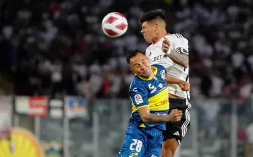 Luis Montes disputa un balón ante Colo Colo. (Photosport).
