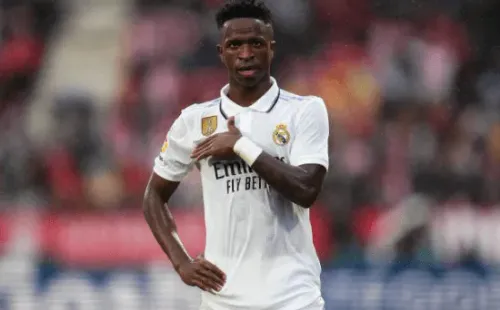 Vinícius Junior le mostró el escudo del Real Madrid a la hinchada del Girona. (Getty Images).