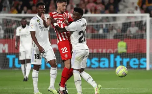 Vinícius Junior y uno de los roces con el uruguayo Santiago Bueno en la derrota del Real Madrid ante el Girona. (Getty Images).