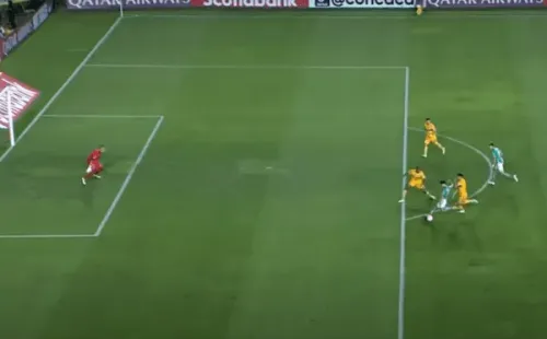 Ahí tomó la pelota Víctor Dávila y sin pensar la clavó en el arco del Tigres. (Captura).