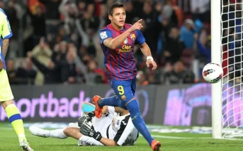 Alexis Sánchez festeja uno de los 46 goles que anotó en el Barcelona. (Photosport).