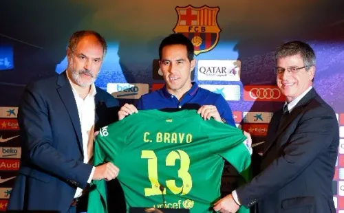 Andoni Zubizarreta (más a la izquierda) también visó el fichaje de Claudio Bravo por el Barcelona. (Getty Images).