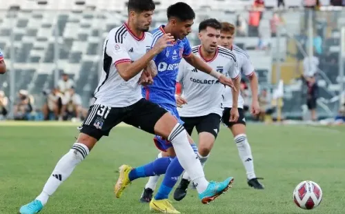 Darío Osorio aguanta la marca de Matías de los Santos en el último Superclásico. (Photosport).