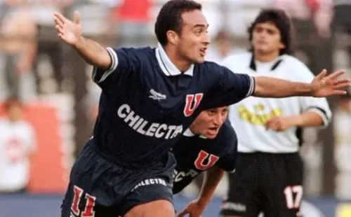 Rodrigo Barrera celebra un gol por la U. de Chile en un Superclásico.