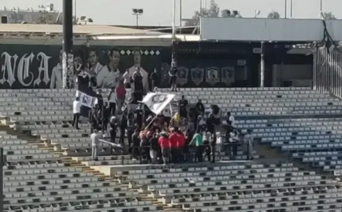 Los hinchas haciendo la despedida del Guatón Carlos. Foto: Cedida.