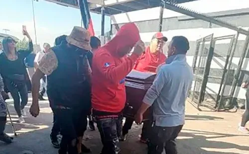Los hinchas de Colo Colo ingresaron a la fuerza al Estadio Monumental con el féretro. | Foto: Captura.