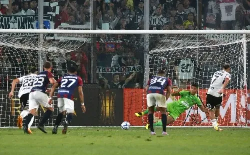Carlos Palacios le anotó de penal a Monagas en la victoria de Colo Colo por el Grupo F de la Copa Libertadores. (Photosport).