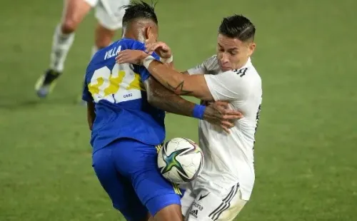 Sebastián Villa disputa un balón con el Torta Opazo en el amistoso entre Boca y Colo Col.o del verano 2022. (Photosport).