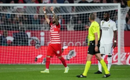Valentín Castellanos festeja uno de los cuatro goles que le anotó al Real Madrid con el Girona. (Getty Images).