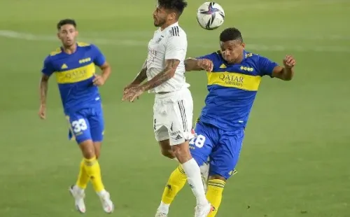 Jeyson Rojas ante Frank Fabra en el Boca Juniors vs. Colo Colo del verano 2022. (Photosport).