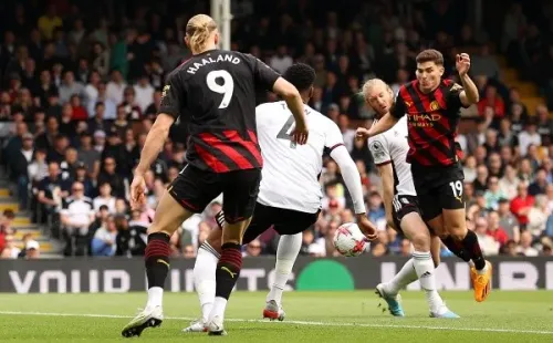 Julián Álvarez y Erling Haaland en acción por el Manchester City. Ambos le marcaron un gol al Fulham. (Getty Images).