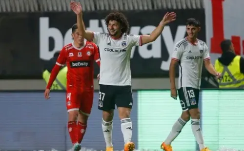 Maxi Falcón destacó lo firme de la defensa de Colo Colo, que en los últimos cinco partidos ha recibido sólo un gol. Foto: Photosport.