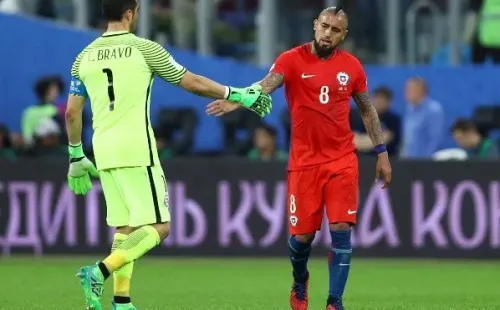 Claudio Bravo y Arturo Vidal son los jugadores chilenos con más títulos en Europa. | Foto: Getty Images.