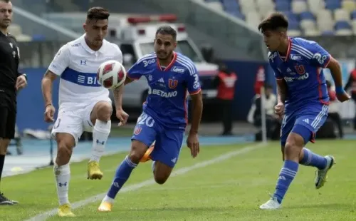 El duelo que la U y la UC igualan sin goles será reiniciado sin público. (Photosport).