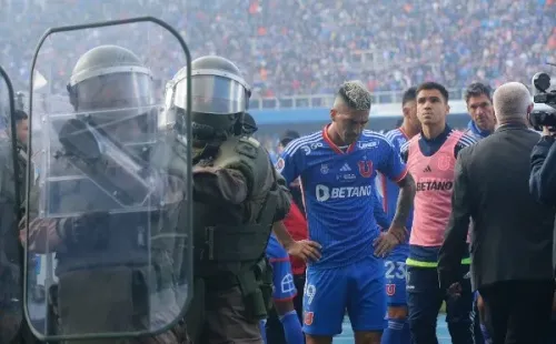 La U y la UC no lograron terminar el Clásico Universitario gracias a los delincuentes. | Foto: Photosport