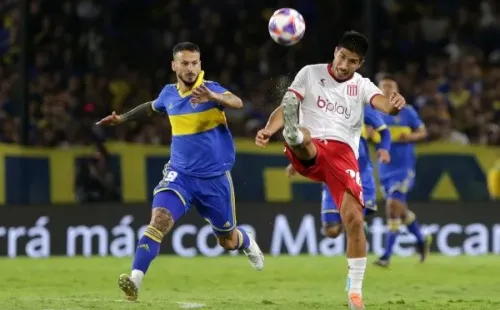 Darío Benedetto sufrió un desgarro y será baja ante Colo Colo este miércoles. | Foto: Getty Images.