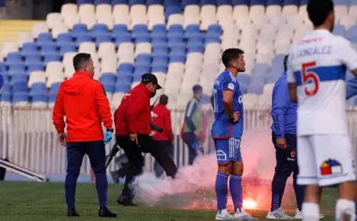 Los jugadores miran incrédulos como los delincuentes se roban el fútbol chileno. | Foto: Photosport