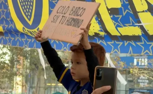 Un pequeño hinchas de Boca esperaba al Colo Barco: Foto: Tato_Aguilera