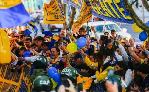 Otra imagen del recibimiento de los hinchas a Boca Juniors en el hotel Intercontinental. (Photosport).
