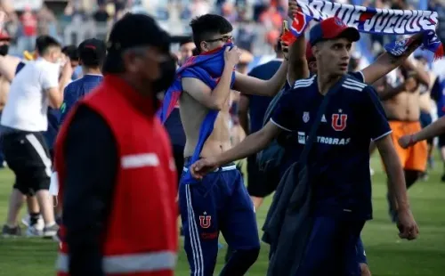 Está claro que los guardias de seguridad en los estadios no están preparados para enfrentar ciertos hechos de violencia. | Foto: Photosport.