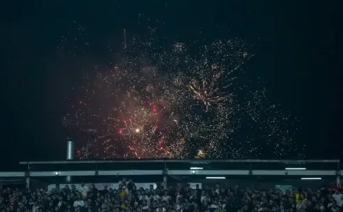 Algunos fuegos de artificio fueron lanzados a las afueras del Estadio Monumental durante el Colo Colo vs Boca Juniors. | Foto: Guillermo Salazar.