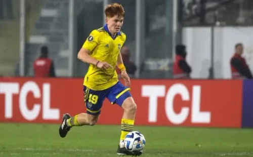 Valentín Barco y uno de los descuelgues ofensivos durante la victoria de Boca a Colo Colo. (Felipe Zanca/Photosport).