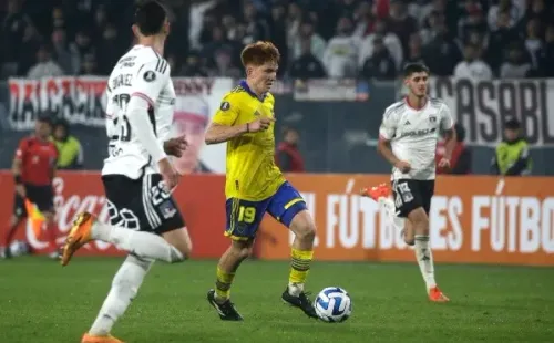 Valentín Barco conduce el balón en el estadio Monumental en la victoria de Boca ante Colo Colo. (Felipe Zanca/Photosport).