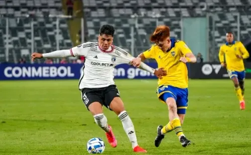 Damián Pizarro en un duelo ante Valentín Barco, quizá las dos promesas más grandes de Colo Colo y Boca Juniors, respectivamente. (Guille Salazar/RedGol)