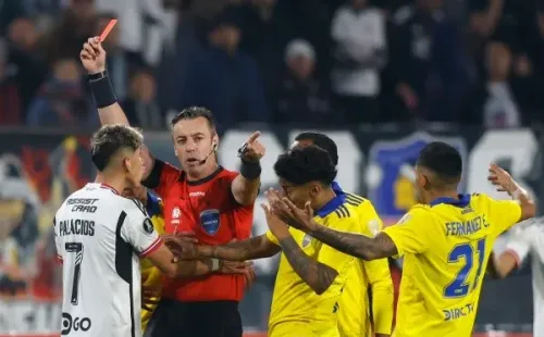 Raphael Claus no la pensó y expulsó a Carlos Palacios tras una patada a Valentín Barco. (Photosport).