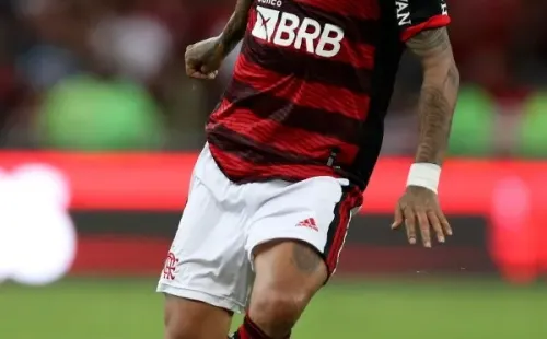 Pulgar sigue sin convencer en Flamengo