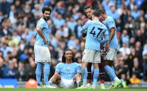 Aké, una de las figuras del City, se lesionó y quedó en duda ante el Real Madrid. Foto: Getty Images.