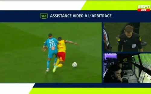 Por esta falta le anularon el gol a Alexis. Foto: ESPN.