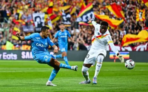 Alexis Sánchez se hizo un pequeño espacio para derrotar al golero del Lens, Brice Samba. (Getty Images).