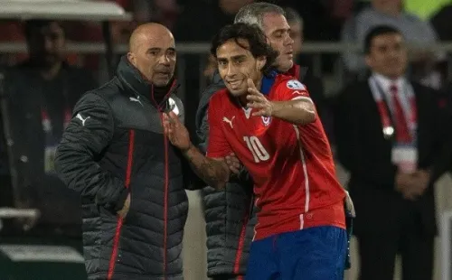 Jorge Sampaoli y Jorge Valdivia debaten por algunas indicaciones en la Roja. (Photosport).