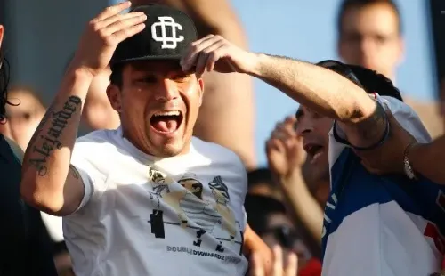 Gary Medel se ha visto varias veces como un hincha más de la UC en la tribuna Mario Lepe de San Carlos de Apoquindo. (Photosport).