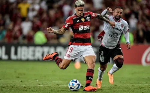 Pedro controla un balón ante la marca de Bernardo Cerezo: Flamengo venció 2-0 a Ñublense en el Maracaná. (Photosport).