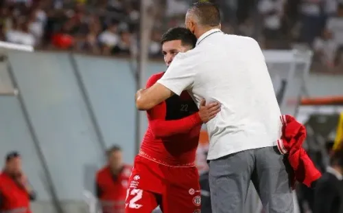 Jaime García abraza a Pablo Aránguiz, uno de los refuerzos de Ñublense para afrontar la temporada 2023. (Photosport).