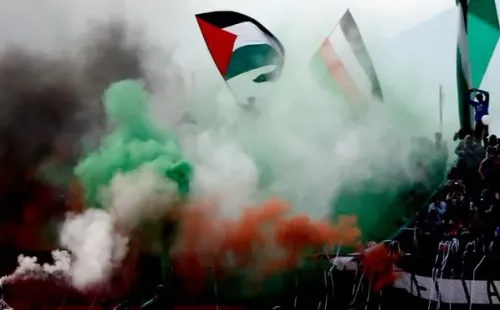 La bandera de Palestino flamea y sobresale a los colores de Palestina en el Municipal de La Cisterna. (Photosport).