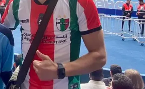 Zinedine Moussi, el hincha que fue expulsado del estadio del PSG por lucir la camiseta de Palestino.