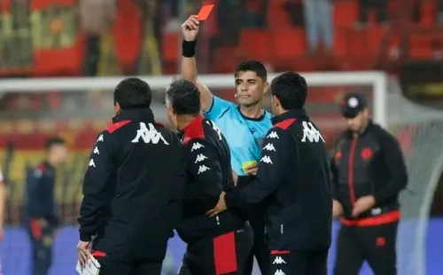 Víctor Abarzúa le mostró tarjeta roja a Ronald Fuentes. (Photosport).