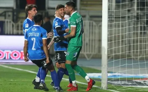 Las felicitaciones de sus compañeros de Huachipato a Gabriel Castellón tras taparle un penal a Fernando Zampedri. (Jorge Loyola/Photosport).